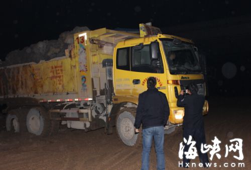 高新區渣土車趁夜卸渣土被扣　司機推搡執法人員