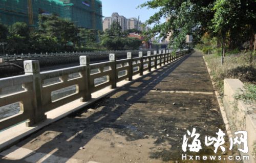 港頭河邊步行道退潮后滿是淤泥　或因測算不精準