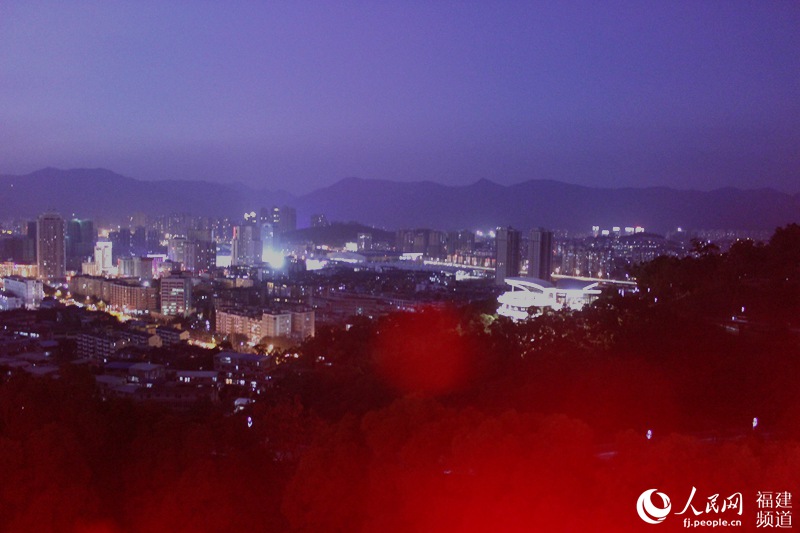 福州“空中彩虹”連接兩座山　榕城夜景美麗非凡