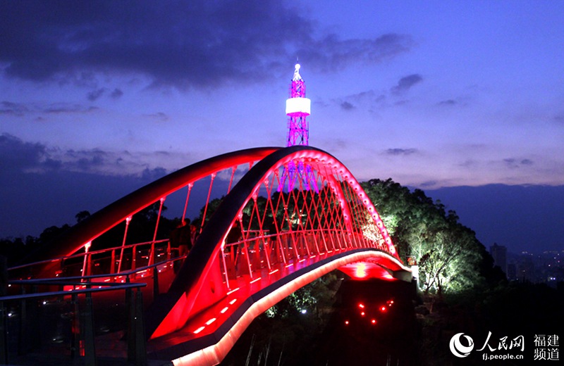 福州“空中彩虹”連接兩座山 榕城夜景美麗非凡