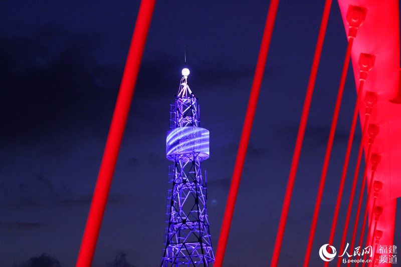 福州“空中彩虹”連接兩座山 榕城夜景美麗非凡