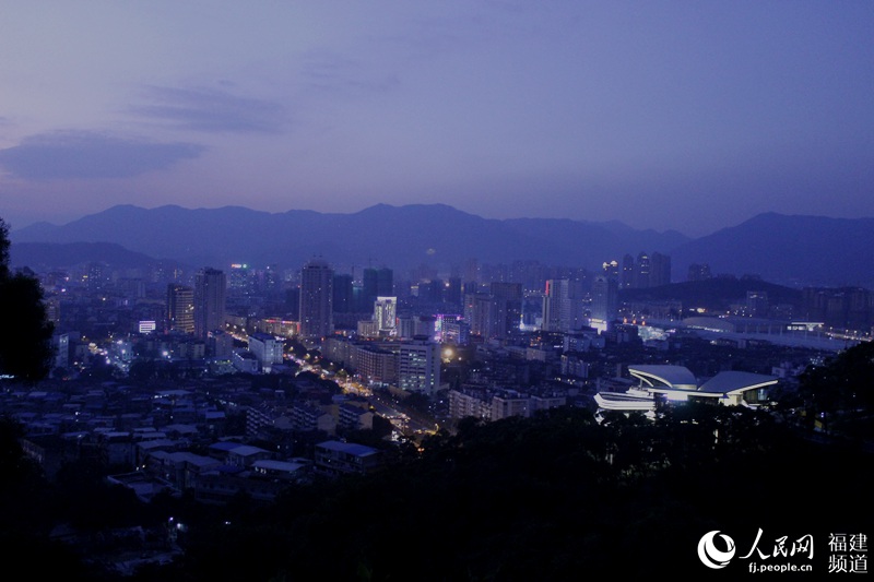 福州“空中彩虹”連接兩座山 榕城夜景美麗非凡