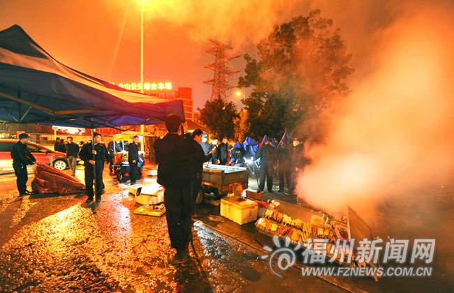 部門冷雨夜突擊整治取締15處燒烤攤 扣3輛渣土車