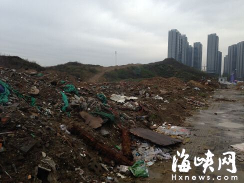 洪灣南路渣土山清理或由政府埋單　市民：應追責