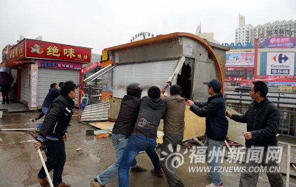 萬象城外圍違建銷售亭被拆　洪灣南路鐵皮屋被拆