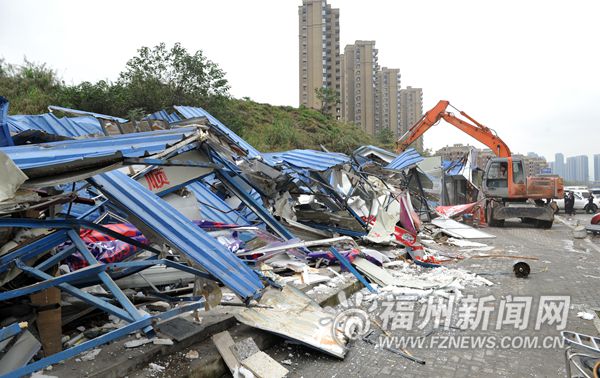 萬象城外圍違建銷售亭被拆　洪灣南路鐵皮屋被拆