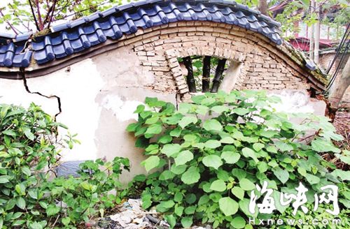 福州2.5米高危墻裂縫可塞拳頭 居民擔心墻倒砸人