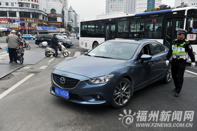 無信號燈路口擬拍“不讓行” 右轉不讓人5車挨罰
