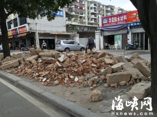 五里亭高架橋邊兩家倉庫掐架　互堆建筑垃圾堵門