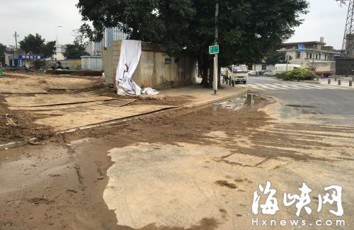 福光路工地渣土車灑漏　環衛工人掃半天恢復干凈