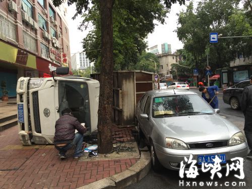 貨車倒車側翻砸到小車　司機：還好砸的不是奔馳
