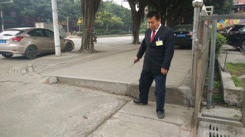 惡犬撕咬女孩　眾保安見義勇為徒手相救（圖）
