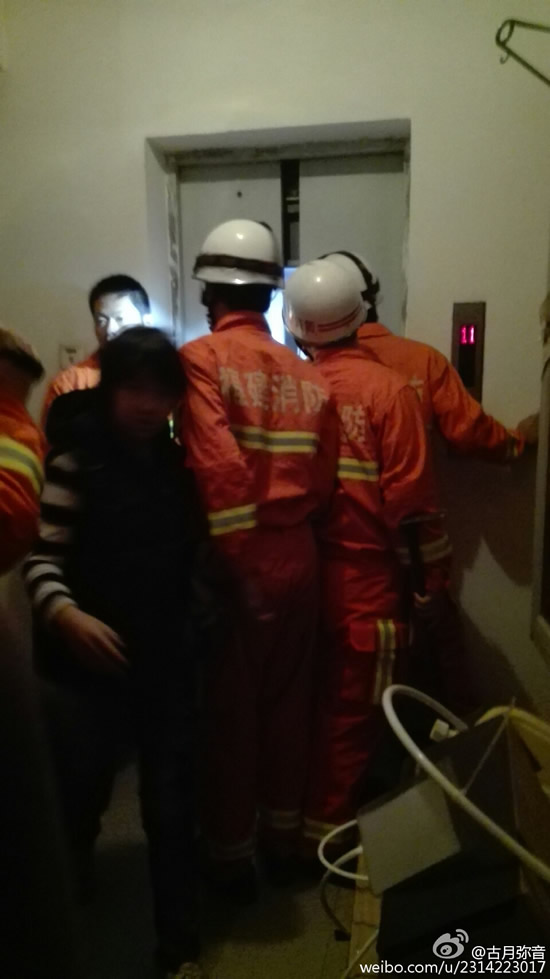 女孩被困電梯一小時警鈴電話成擺設　被消防救出
