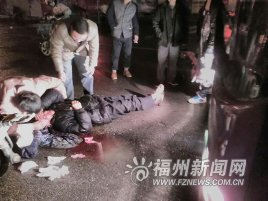 福州一公交車撞電動車　騎車男子被卡在公交車底