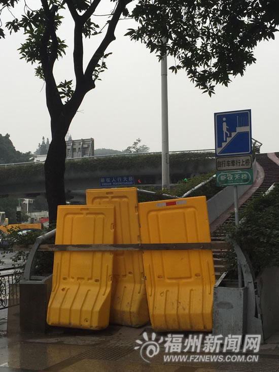 因地鐵2號線施工 新權(quán)人行天橋?qū)⒑褪忻窀鎰e(圖)