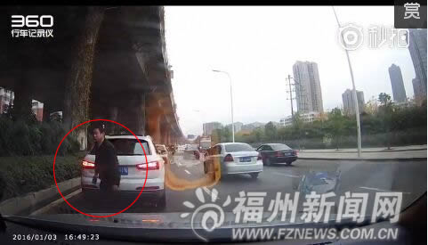 男子在小車前躺下疑碰瓷　行車記錄儀拍下全過程