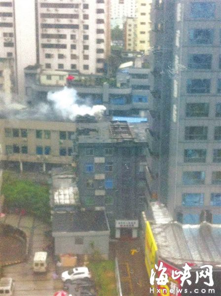 五四路銀山大酒店樓頂冒出濃煙　市民以為是起火