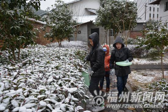 福州多地銀裝素裹　逾萬人次游客上鼓嶺“追雪”