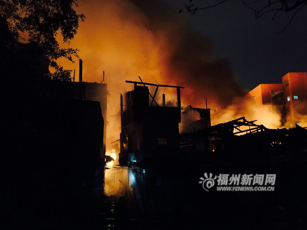 臺(tái)江同暉社區(qū)民房發(fā)生大火 消防疏散近300名群眾