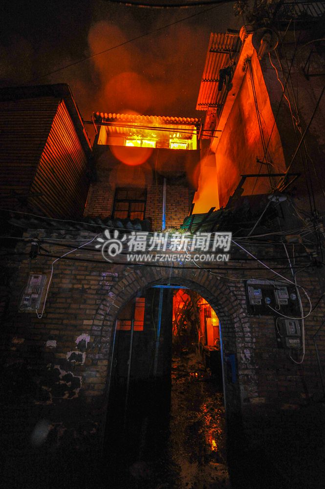 臺(tái)江同暉社區(qū)民房發(fā)生大火 消防疏散近300名群眾
