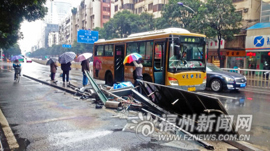 發(fā)生兩起交通事故　水部門兜公交站臺被“剃平”