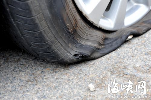 福州三環(huán)螺洲大橋出段現(xiàn)連環(huán)坑　一夜扎爆多輛車