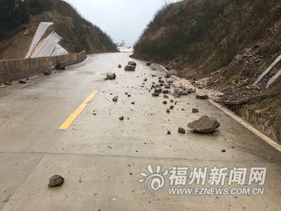 桂林公路現(xiàn)多處山體滑坡　前往林陽寺須謹慎駕駛