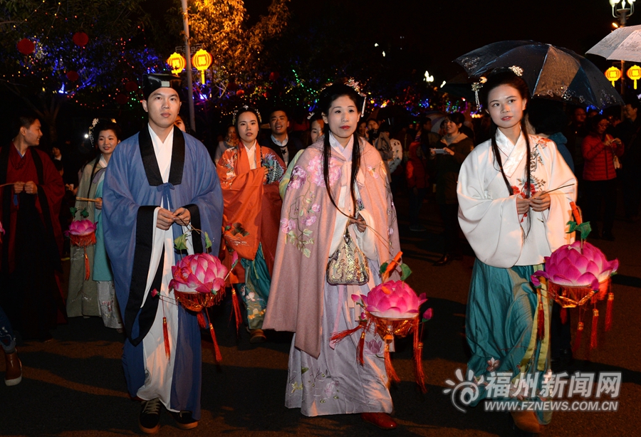 元宵燈會迎觀燈高潮 20多名青年身著古裝賞花燈