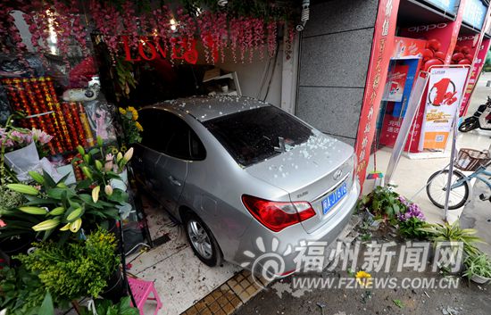 油門踩得過猛轎車撞進花店 店老板和1名顧客受傷