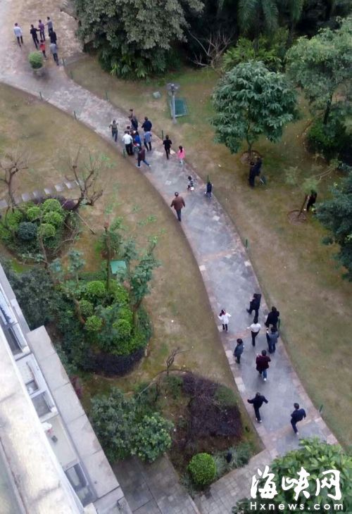 金山一小區上百業主封鎖小區 合力搜尋3小時擒賊