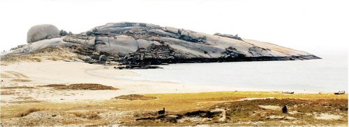 平潭著名景點“海壇天神”頭枕細沙，仰望天空，栩栩如生（資料圖） 