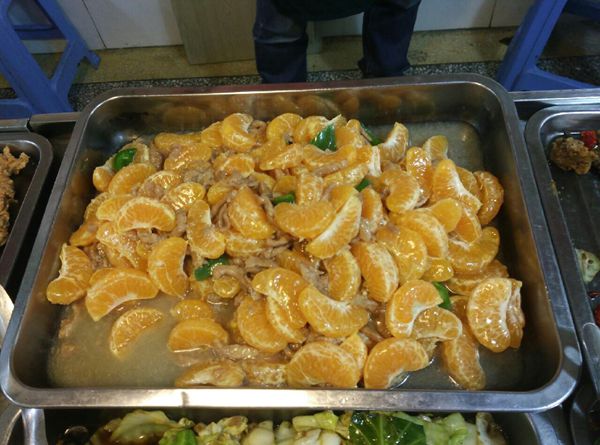 華南女院食堂推出“神菜”　橘子肉絲幾分鐘賣光