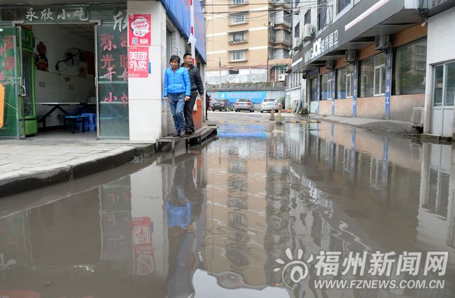 連江北路140號旁道路積水半年 市民出入搭橋通行