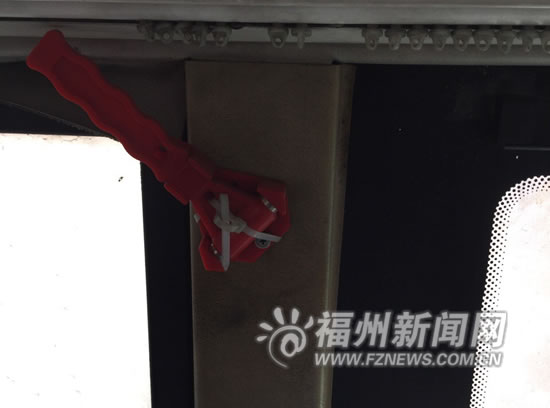 公交車安全錘被“扎死”？　公交公司：無奈之舉
