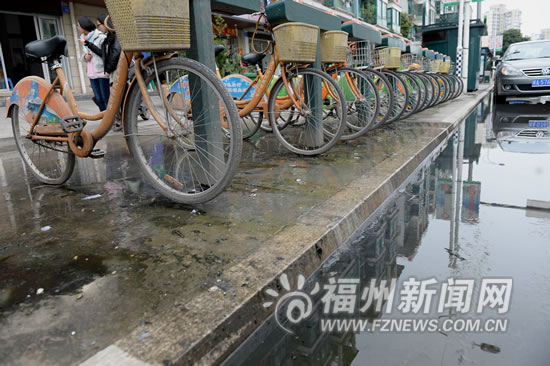 高宅路便民自行車點(diǎn)污水橫流　物業(yè)：將派人疏通