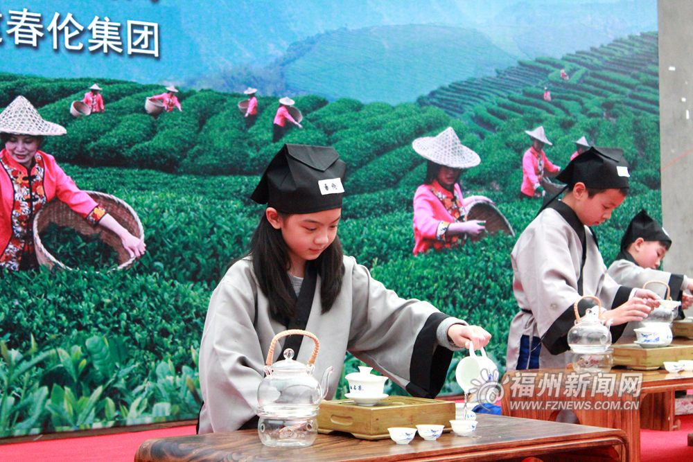 福州茉莉花茶“開春第一采” 游客零距離享受采茶樂