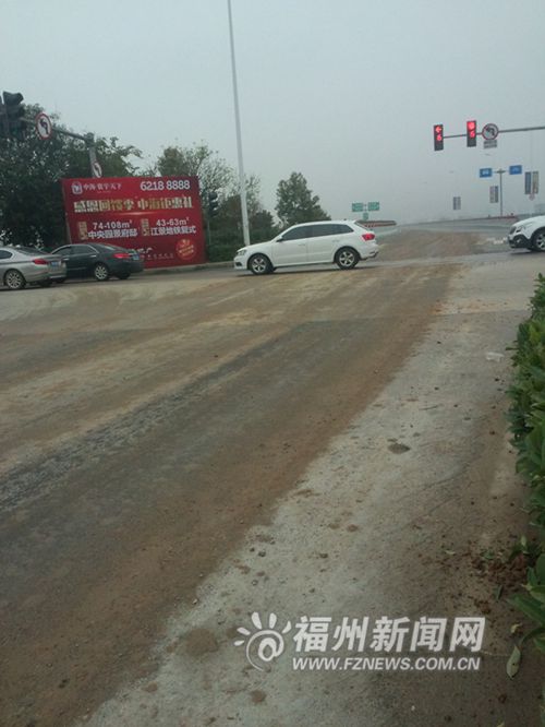 渣土車“撒得歡”馬路遭了殃　馬路現(xiàn)百米泥漿帶