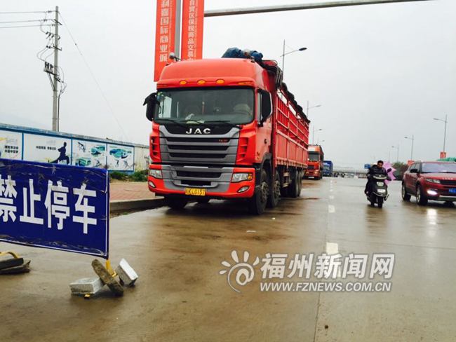 利嘉國際商業城附近大貨車違停　占用非機動車道