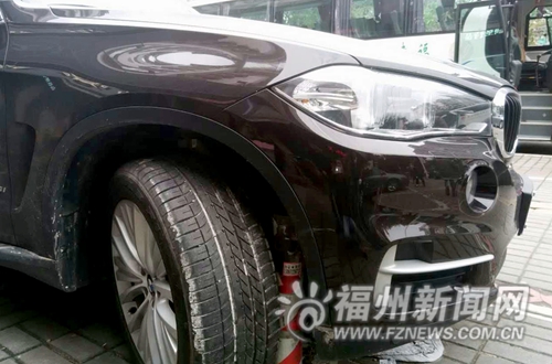“神”停車(chē)！欄桿卡進(jìn)寶馬前輪　只能鋸欄桿解困