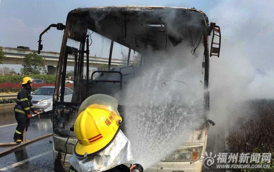 福州三環(huán)路兩輛大車自燃　旅游大巴燒得僅剩車架