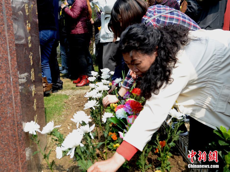 福州各界代表三百多人追思悼念遺體與器官捐獻者