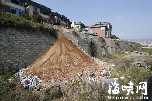 晉安新店一村民為拓展后院面積　挖山倒土進河道