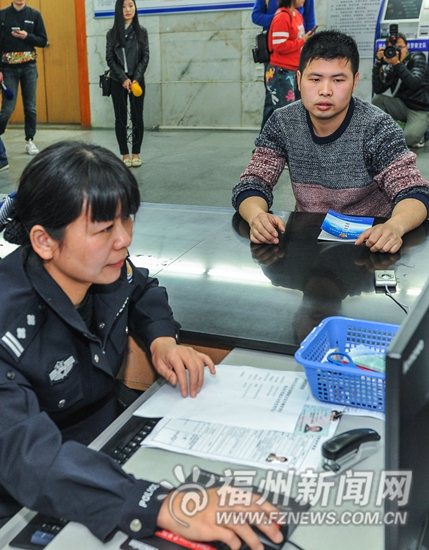 福州駕照自學(xué)直考實(shí)施首日 一小時9人申請（圖）