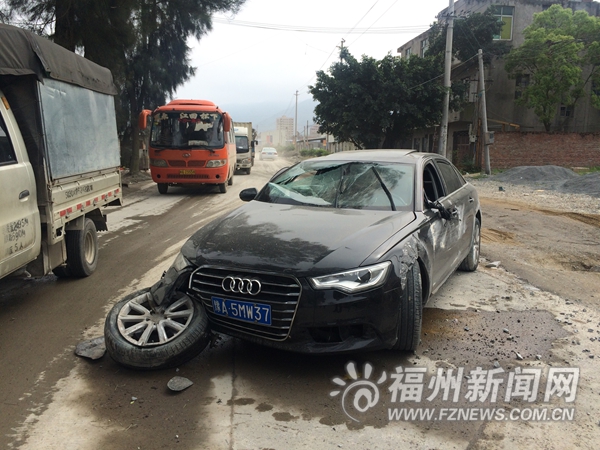 事故奧迪車被棄路中擋道　車主未現身無人來處理