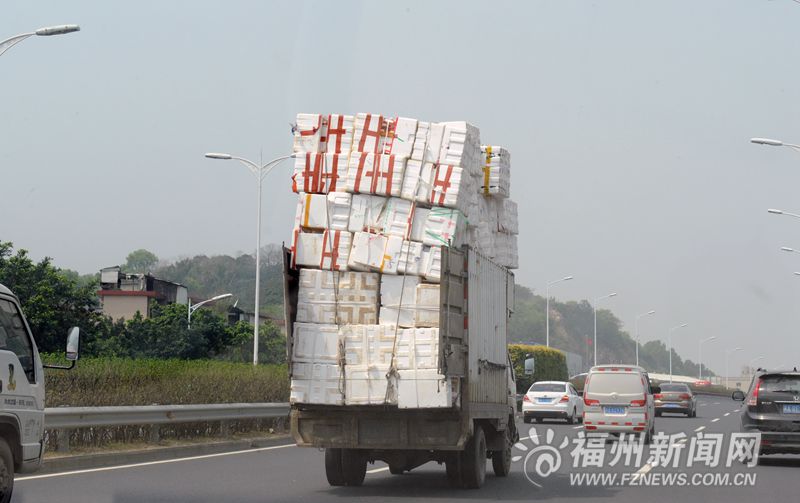 貨車載小山一般泡沫箱上路　交警：可扣1分罰100
