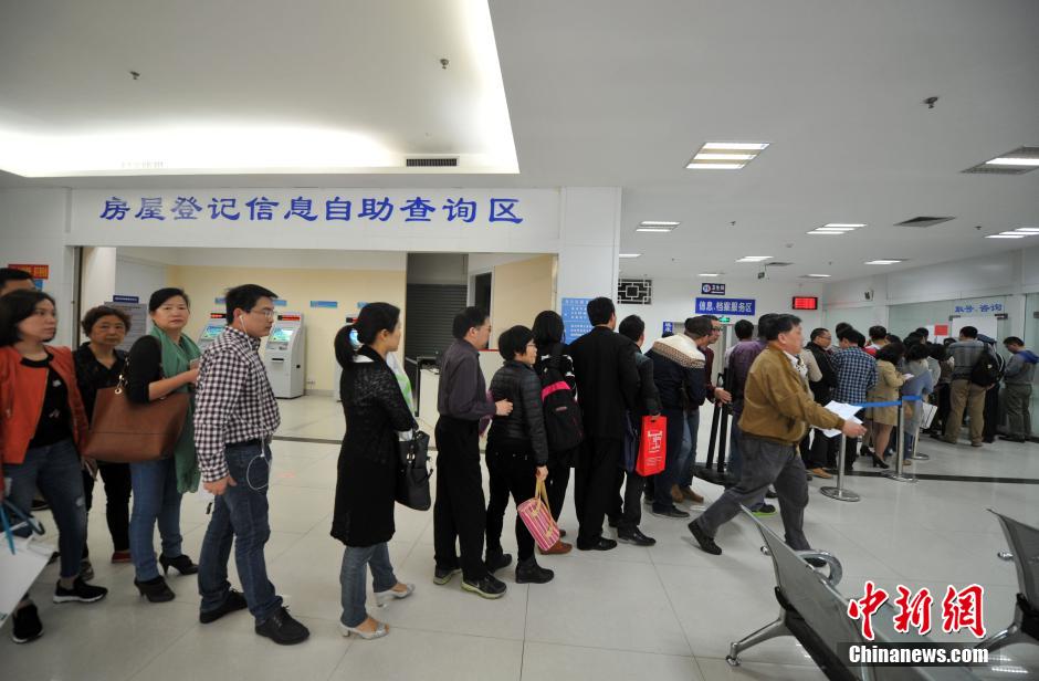 福州民眾排長隊(duì)辦理首套房證明　享受新政前優(yōu)惠