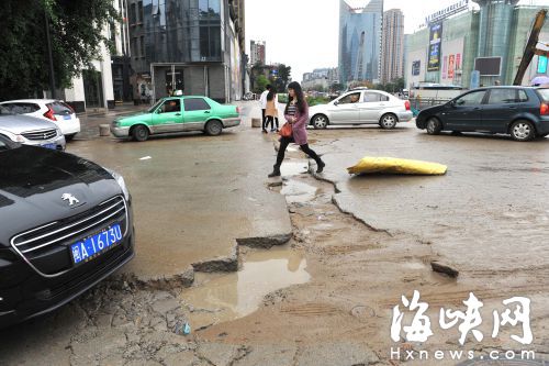 萬寶商圈中 路面挖開沒回填