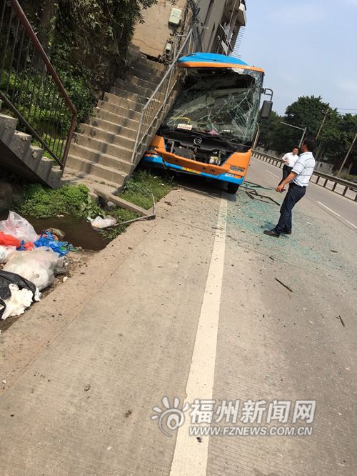 36路公交車撞上馬尾雙峰村民房階梯 3名乘客輕微傷