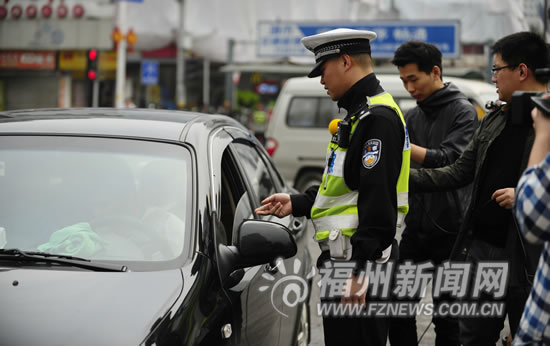 交警邀你隨手拍違法 超標電動車駛入市區罰200元