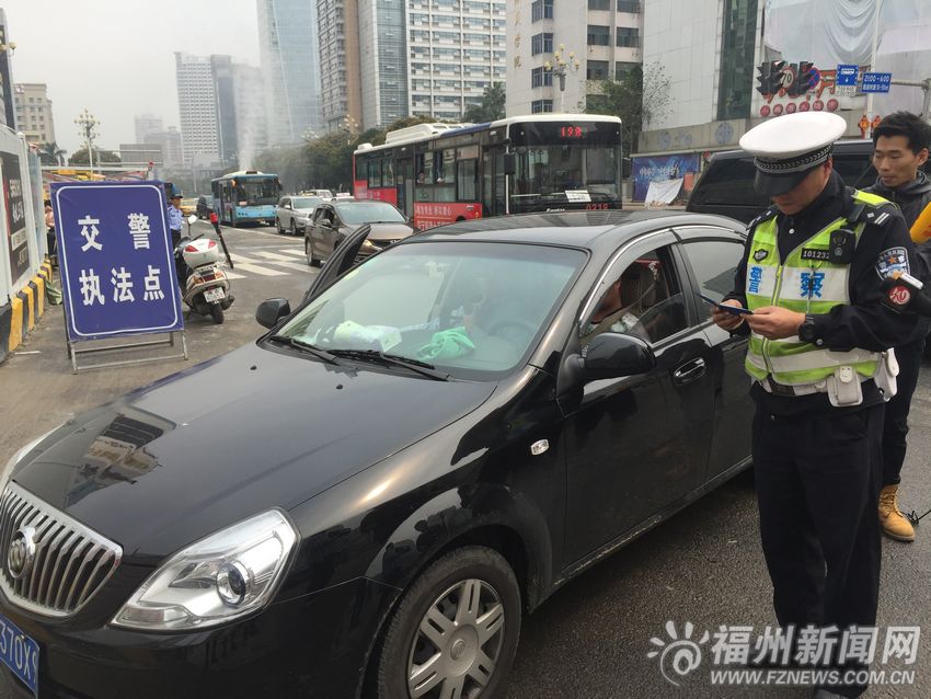 福州華林路沿線嚴(yán)查交通違法行為 一天查300余起